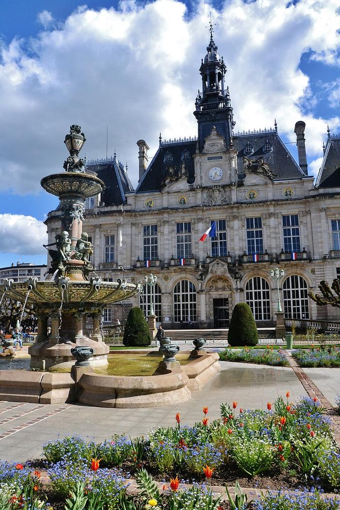 Limoges — Immobilier — CENTURY 21 Atrium Immobilier — hôtel de ville et fontaine